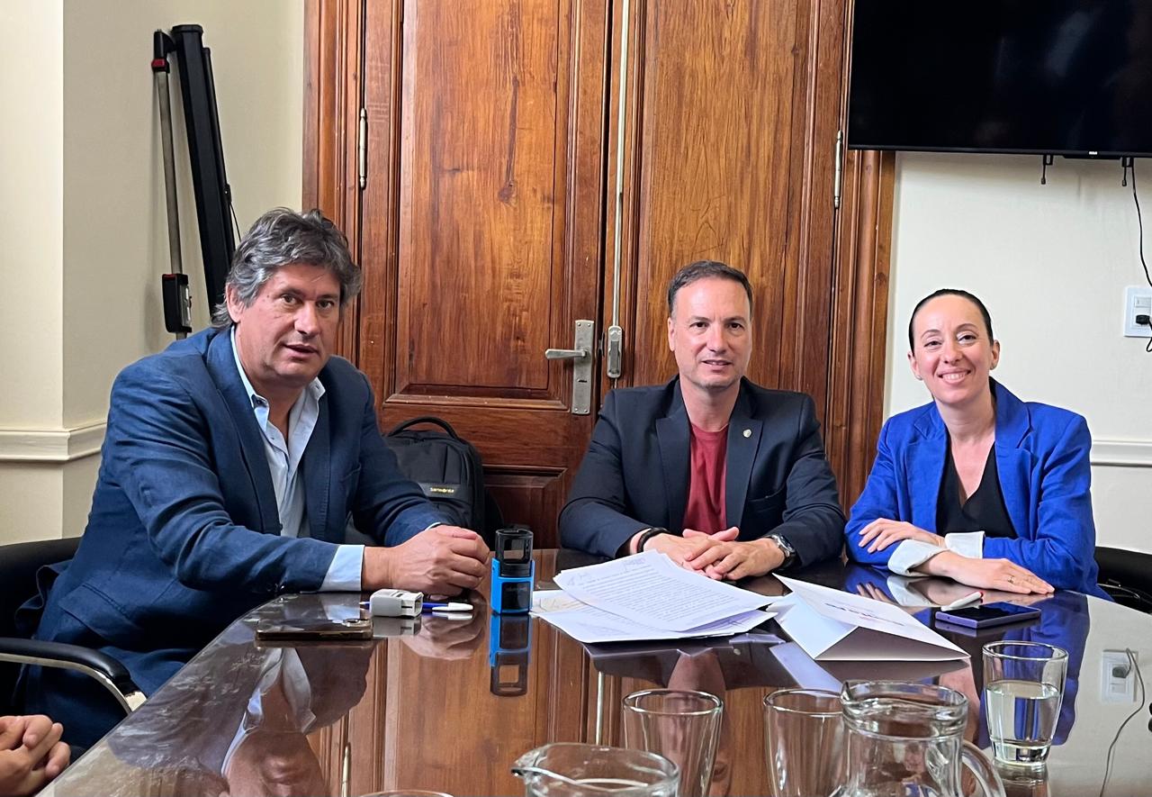Santacroce y Enrico firmaron el convenio y avanza el agua potable para todo el oeste de Funes: los detalles